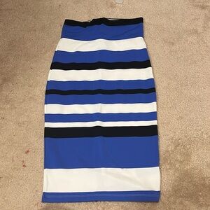 BEBE MIDI curve hugging skirt! 🥰
